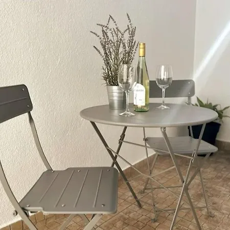 Modern Retreat With Patio Near The Airport - Oha I Appartement Lissabon