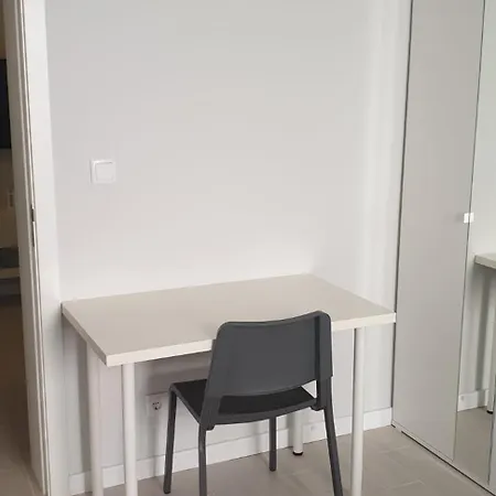 Modern Retreat With Patio Near The Airport - Oha I Apartment *