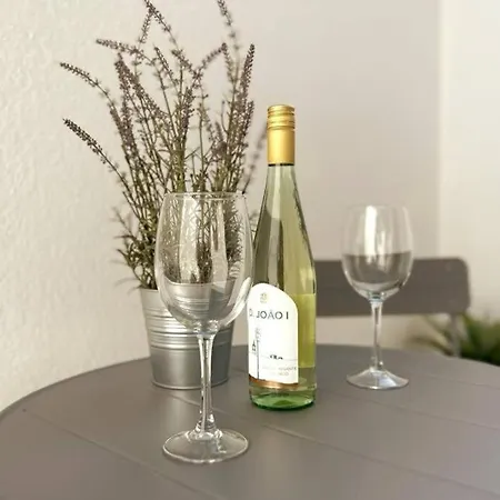 דירה Modern Retreat With Patio Near The Airport - Oha I