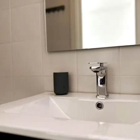 Modern Retreat With Patio Near The Airport - Oha I * 리스본