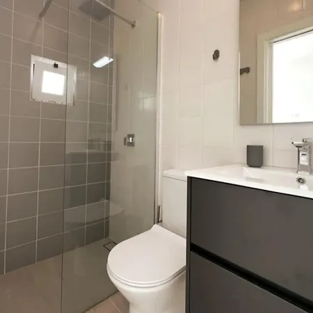 דירה Modern Retreat With Patio Near The Airport - Oha I