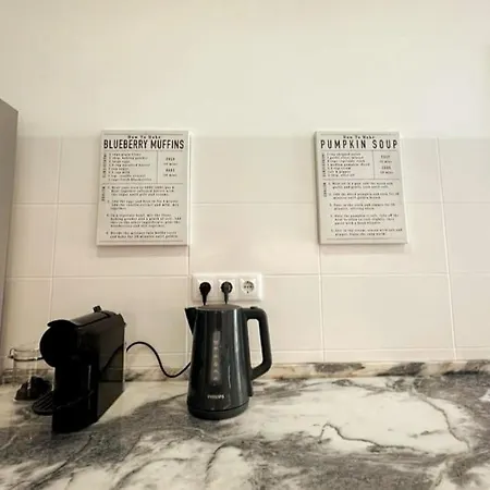 Modern Retreat With Patio Near The Airport - Oha I * 리스본
