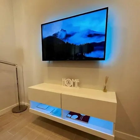 דירה Modern Retreat With Patio Near The Airport - Oha I
