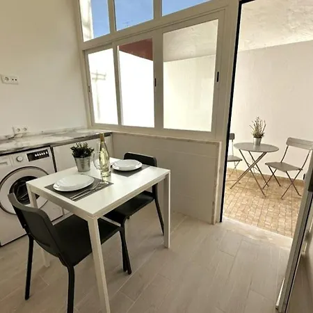 Modern Retreat With Patio Near The Airport - Oha I * 리스본