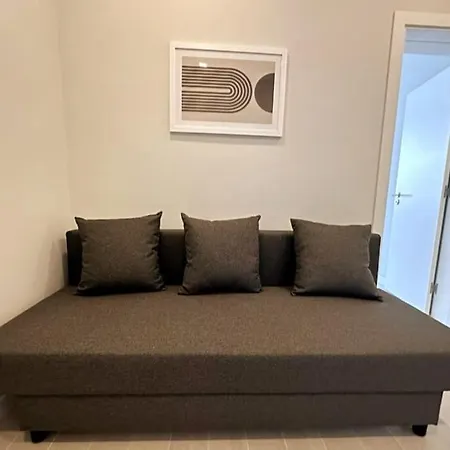 דירה Modern Retreat With Patio Near The Airport - Oha I