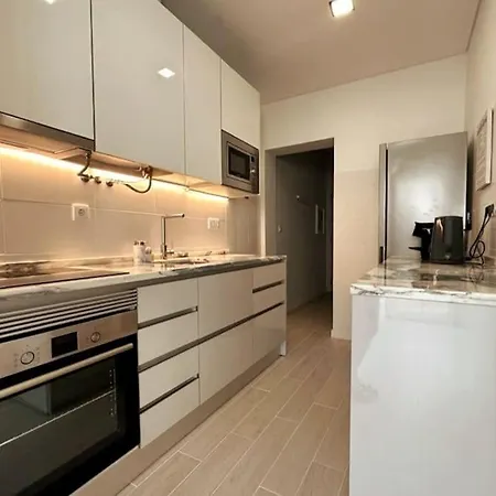 Modern Retreat With Patio Near The Airport - Oha I Apartamento